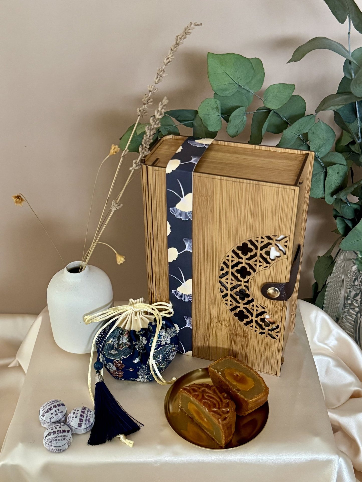 Lotus Whisper 莲语轻吟 - Personalized Gift - The Chic Habitat