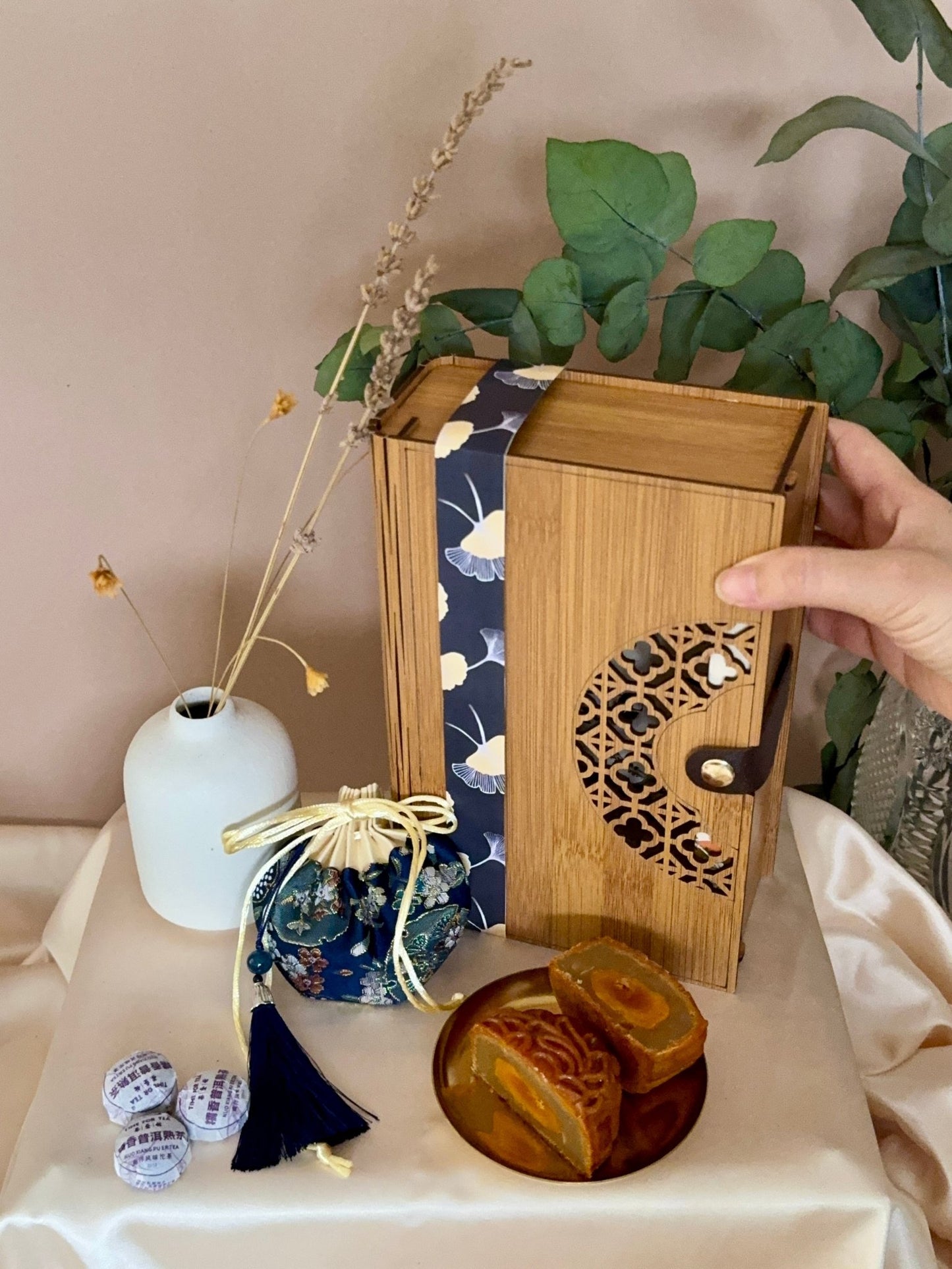Lotus Whisper 莲语轻吟 - Personalized Gift - The Chic Habitat