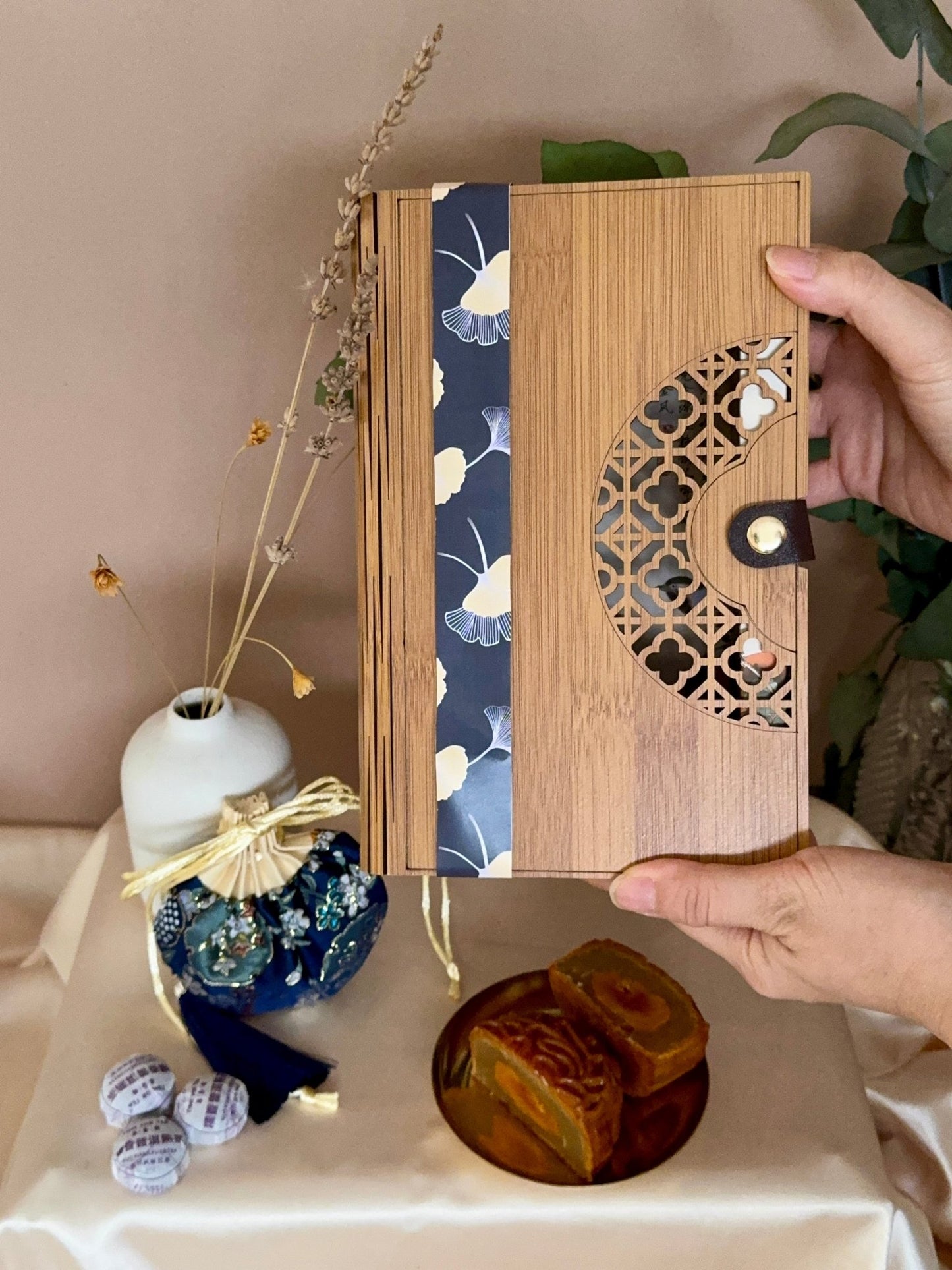Lotus Whisper 莲语轻吟 - Personalized Gift - The Chic Habitat