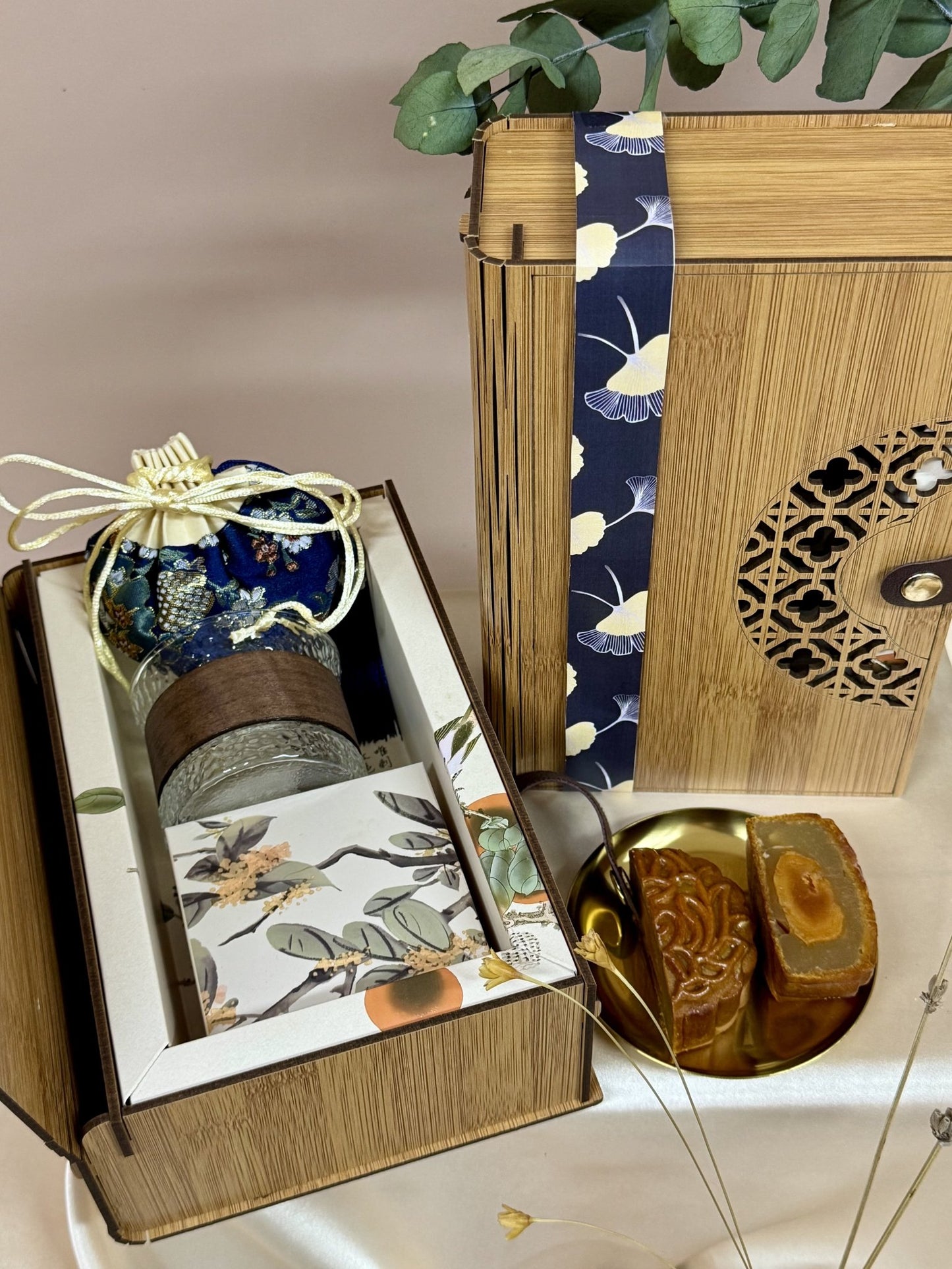 Lotus Whisper 莲语轻吟 - Personalized Gift - The Chic Habitat